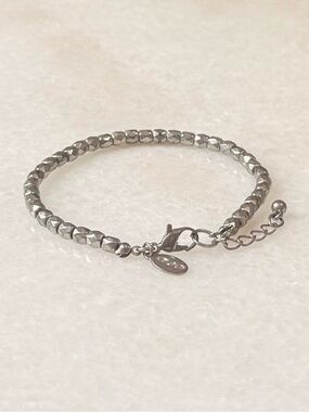✔AEO Silver-Tone Faceted Cube Bead Bracelet